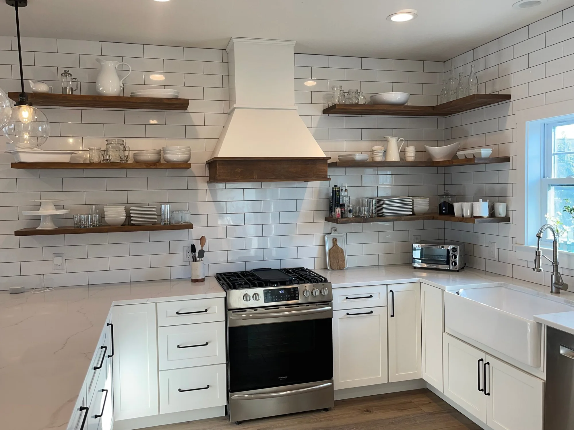 White Chimney range hood with a walnut band and corner floating shelves